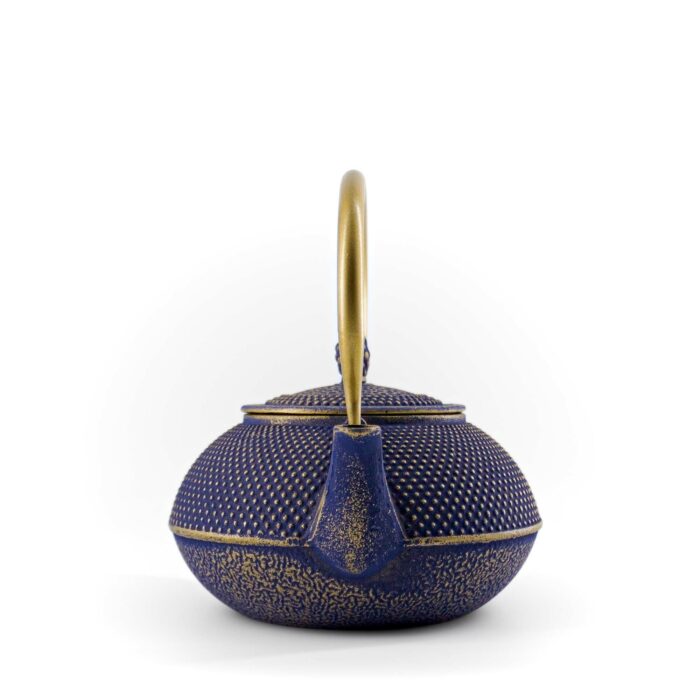 613808 arare gusseisenkanne tetsubin 900 ml blau gold 004