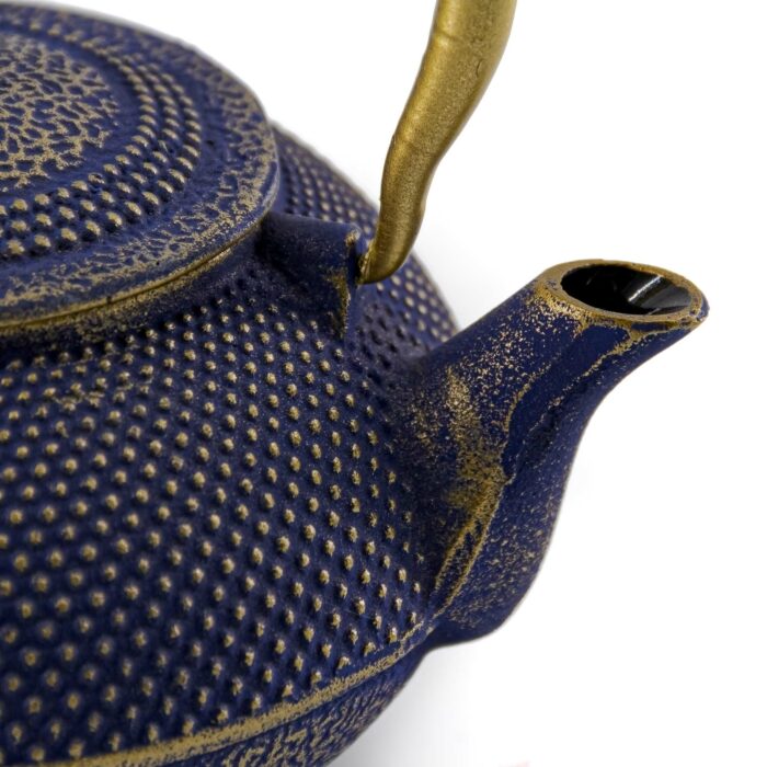 613808 arare gusseisenkanne tetsubin 900 ml blau gold 007