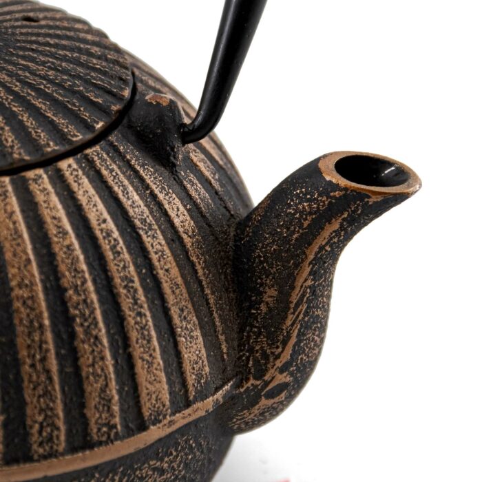 827032 yini gusseisenkanne tetsubin 900 ml schwarz gold 007
