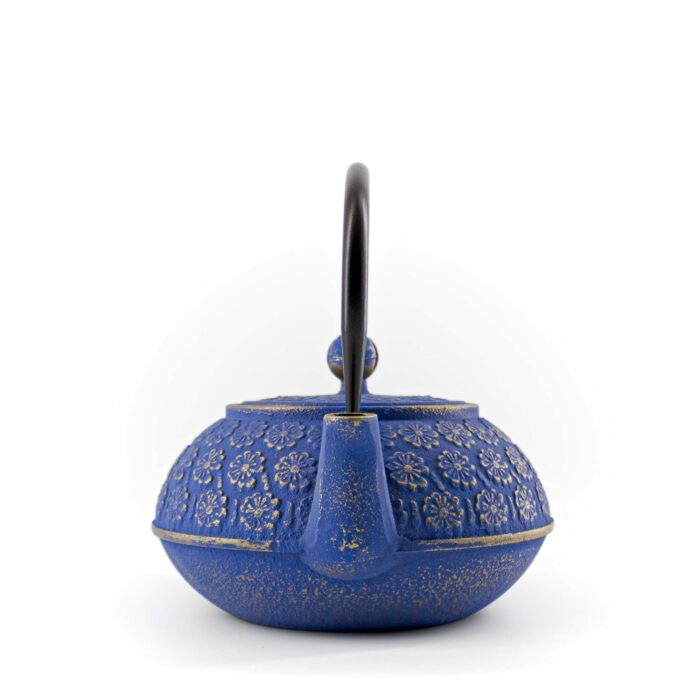 902880 sakura gusseisenkanne tetsubin 900 ml blau gold 004
